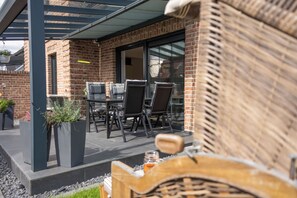 Outdoor dining - Stylishly furnished semi-detached house directly on the Wangermeer with garden, terrace, modern furnishings and dog-friendly - ideal for your North Sea vacation in Hohenkirchen. (Wangerland)