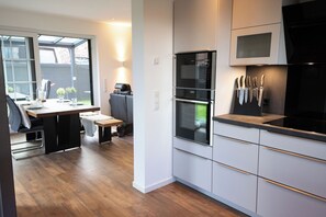 Coffee/tea maker, fridge, microwave, oven - Stylishly furnished semi-detached house directly on the Wangermeer with garden, terrace, modern furnishings and dog-friendly - ideal for your North Sea vacation in Hohenkirchen. (Wangerland)