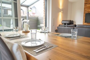 Dining - Stylishly furnished semi-detached house directly on the Wangermeer with garden, terrace, modern furnishings and dog-friendly - ideal for your North Sea vacation in Hohenkirchen. (Wangerland)