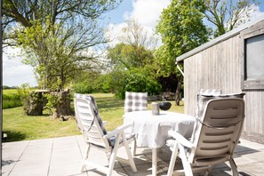 Outdoor dining - Cozy, ground-floor country house directly on the dike with a large garden, play facilities for children and an ideal location for bike tours to the North Sea beach. (Wangerland)