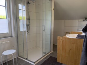 Shower, hair dryer - Cozy, ground-floor country house directly on the dike with a large garden, play facilities for children and an ideal location for bike tours to the North Sea beach. (Wangerland)