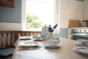 Dining - Cozy, ground-floor country house directly on the dike with a large garden, play facilities for children and an ideal location for bike tours to the North Sea beach. (Wangerland)