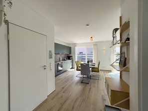 Eine moderne Wohnung mit Küche, Essbereich und Wohnraum.