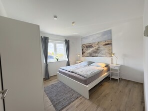 2 bedrooms, free WiFi - The "Genießerei" vacation apartment on the Wangermeer invites you to relax with its terrace, dog-friendly atmosphere and wallbox at the parking space. (Wangerland)