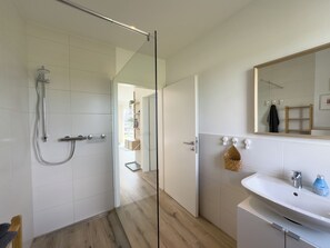 Hair dryer - The "Genießerei" vacation apartment on the Wangermeer invites you to relax with its terrace, dog-friendly atmosphere and wallbox at the parking space. (Wangerland)