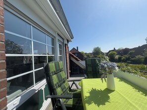 Terrace/patio - Modern vacation apartment in Hooksiel with sunny balcony, two bedrooms, attic reading corner and quiet, central location near the North Sea. (Hooksiel)