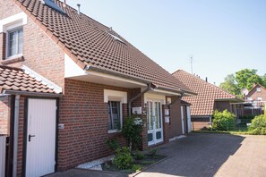 Exterior - Modern vacation apartment in Hooksiel with sunny balcony, two bedrooms, attic reading corner and quiet, central location near the North Sea. (Hooksiel)
