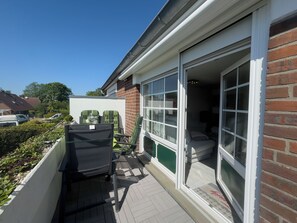 Terrace/patio - Modern vacation apartment in Hooksiel with sunny balcony, two bedrooms, attic reading corner and quiet, central location near the North Sea. (Hooksiel)
