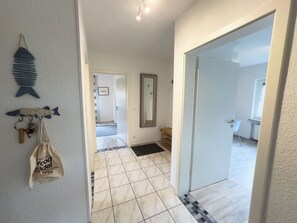 Interior - Modern renovated vacation home in Hooksiel with garden, three bedrooms, two bathrooms and quiet location near the beach - ideal for families and friends. (Hooksiel)