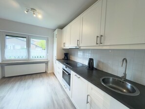 Kaffetrakter/tekoker, kjøleskap, mikrobølgeovn og ovn