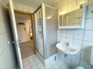 Shower, hair dryer - Modern renovated vacation home in Hooksiel with garden, three bedrooms, two bathrooms and quiet location near the beach - ideal for families and friends. (Hooksiel)