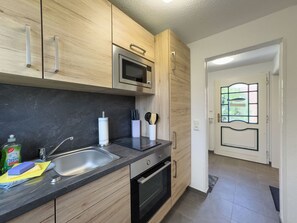 Fridge, microwave, oven, coffee/tea maker - Cozy semi-detached house with garden, terrace, two bedrooms, quiet location and dog-friendly facilities in the coastal town of Hooksiel. (Hooksiel)