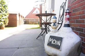 Terrace/patio - Cozy semi-detached house with garden, terrace, two bedrooms, quiet location and dog-friendly facilities in the coastal town of Hooksiel. (Hooksiel)