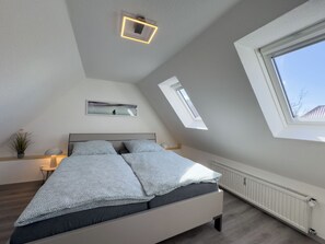 2 bedrooms, free WiFi - Cozy semi-detached house with garden, terrace, two bedrooms, quiet location and dog-friendly facilities in the coastal town of Hooksiel. (Hooksiel)