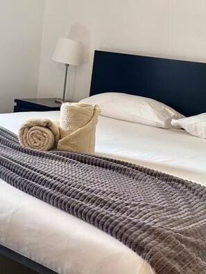 10 bedrooms, iron/ironing board, WiFi, bed sheets - Blue Skies Villa 1&2 ,Spacious 10-bedroom bungalow in tranquil Portimao with AC (Faro)