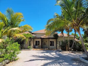 Exterior - Tropical Carabas Villa in Grace Bay Beach (Grace Bay)