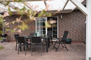 Outdoor dining - Spacious semi-detached house near the Wangermeer with fenced garden, four bedrooms, carport, dog-friendly facilities and ideal for family vacations in Hohenkirchen. (Wangerland)