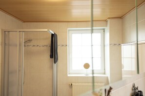 Shower, hair dryer - Spacious semi-detached house near the Wangermeer with fenced garden, four bedrooms, carport, dog-friendly facilities and ideal for family vacations in Hohenkirchen. (Wangerland)
