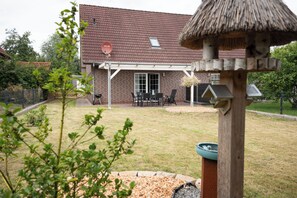 Terrace/patio - Spacious semi-detached house near the Wangermeer with fenced garden, four bedrooms, carport, dog-friendly facilities and ideal for family vacations in Hohenkirchen. (Wangerland)