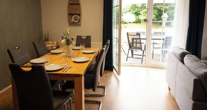 Spacious semi-detached house near the Wangermeer with fenced garden, four bedrooms, carport, dog-friendly facilities and ideal for family vacations in Hohenkirchen.