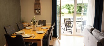 Spacious semi-detached house near the Wangermeer with fenced garden, four bedrooms, carport, dog-friendly facilities and ideal for family vacations in Hohenkirchen.