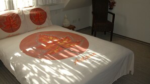 Une chambre à coucher avec un lit, une chaise, une lampe et une fenêtre.