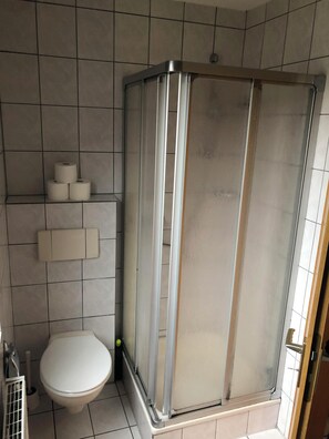Shower, hair dryer - Bungalow close to the beach in Schillig with garden, three bedrooms, two bathrooms, up to three parking spaces and dog-friendly facilities - ideal for families and friends. (Schillig)