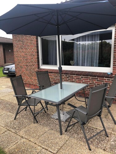 Bungalow close to the beach in Schillig with garden, three bedrooms, two bathrooms, up to three parking spaces and dog-friendly facilities - ideal for families and friends.