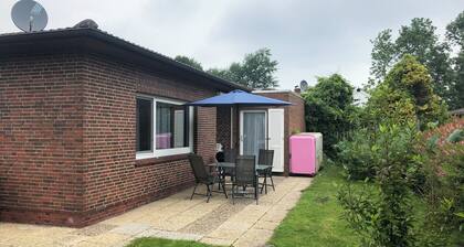 Bungalow close to the beach in Schillig with garden, three bedrooms, two bathrooms, up to three parking spaces and dog-friendly facilities - ideal for families and friends.