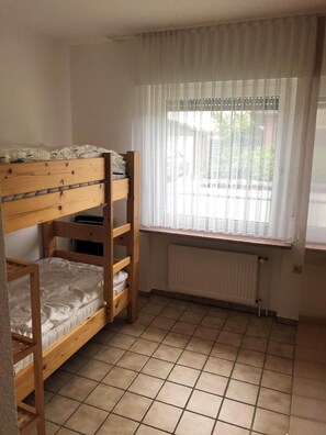 2 bedrooms, free WiFi - Bungalow close to the beach in Schillig with garden, three bedrooms, two bathrooms, up to three parking spaces and dog-friendly facilities - ideal for families and friends. (Schillig)