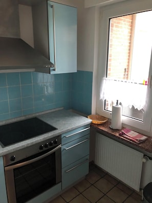 Fridge, microwave, oven, dishwasher - Bungalow close to the beach in Schillig with garden, three bedrooms, two bathrooms, up to three parking spaces and dog-friendly facilities - ideal for families and friends. (Schillig)