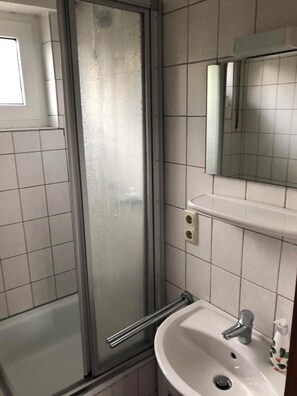Shower, hair dryer - Bungalow close to the beach in Schillig with garden, three bedrooms, two bathrooms, up to three parking spaces and dog-friendly facilities - ideal for families and friends. (Schillig)