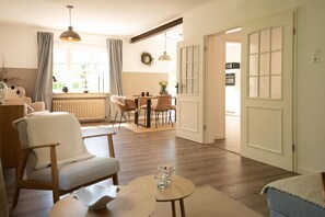 Living area - Detached vacation home with large, fenced garden, wood-burning stove, three bedrooms and quiet location near the North Sea - ideal for families and dog owners. (Wangerland)