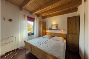 3 bedrooms, free WiFi - Cozy semi-detached house in Hooksiel with fireplace, garden, three bedrooms, two bathrooms and dog-friendly furnishings - ideal for a family vacation by the North Sea. (Hooksiel)