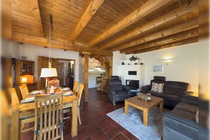 Living area - Cozy semi-detached house in Hooksiel with fireplace, garden, three bedrooms, two bathrooms and dog-friendly furnishings - ideal for a family vacation by the North Sea. (Hooksiel)