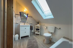 Shower, hair dryer - Cozy semi-detached house in Hooksiel with fireplace, garden, three bedrooms, two bathrooms and dog-friendly furnishings - ideal for a family vacation by the North Sea. (Hooksiel)