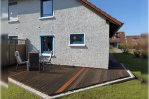 Outdoor dining - Cozy semi-detached house in Hooksiel with fireplace, garden, three bedrooms, two bathrooms and dog-friendly furnishings - ideal for a family vacation by the North Sea. (Hooksiel)