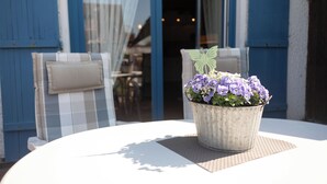 Een ronde tafel met een potplant en een vlinderdecoratie.