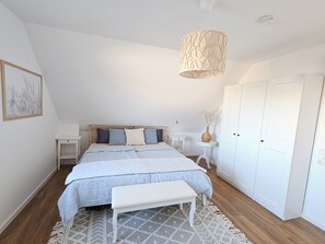 3 bedrooms, free WiFi - Family-friendly vacation home directly on the Wangermeer with space for 6 people, modern furnishings, terrace, underfloor heating, play corner and trampoline - ideal for a relaxing family vacation. (Wangerland)
