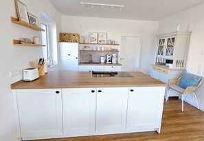 Kaffetrakter/tekoker, kjøleskap, mikrobølgeovn og ovn