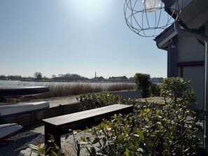 Outdoor dining - Vacations right on the water - the stylish Haus Sina on the Wangermeer offers comfort, views and plenty of space for families and friends. (Wangerland)