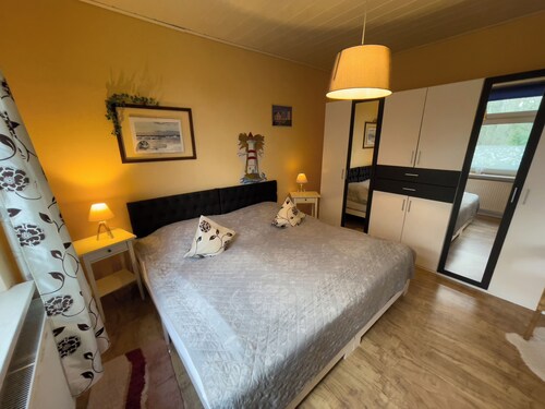Gemütliche Erdgeschosswohnung in Tengshausen mit Kamin, Terrasse, Garten und zwei Schlafzimmern – ideal für Familien und Paare, nur wenige Minuten vom Deich entfernt.