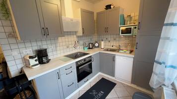 Wasserkocher mit Kaffee-/Teezubehör, Kühlschrank, Mikrowelle, Ofen