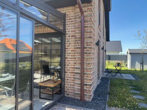 Outdoor dining - Modern vacation home directly on the Wangermeer. Comfort and maritime flair for families, couples and dog owners. (Wangerland)