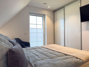 2 bedrooms, free WiFi - Modern vacation home directly on the Wangermeer. Comfort and maritime flair for families, couples and dog owners. (Wangerland)