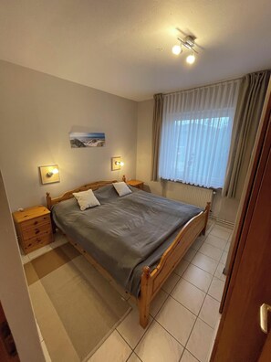 2 bedrooms, free WiFi - Cozy vacation bungalow near the beach - Haus Willi in Schillig offers relaxation, comfort and ideal conditions for families and dog owners. (Schillig)