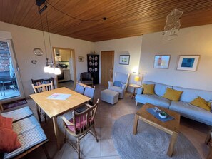 Living area - Cozy vacation bungalow near the beach - Haus Willi in Schillig offers relaxation, comfort and ideal conditions for families and dog owners. (Schillig)