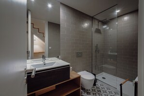 Bathroom - Vrbo Property (Porto)