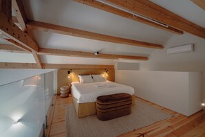 Room - Vrbo Property (Porto)