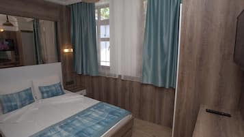 Deluxe-Zimmer, 1 Schlafzimmer, Terrasse, Poolblick | Schreibtisch, laptopgeeigneter Arbeitsplatz, schallisolierte Zimmer